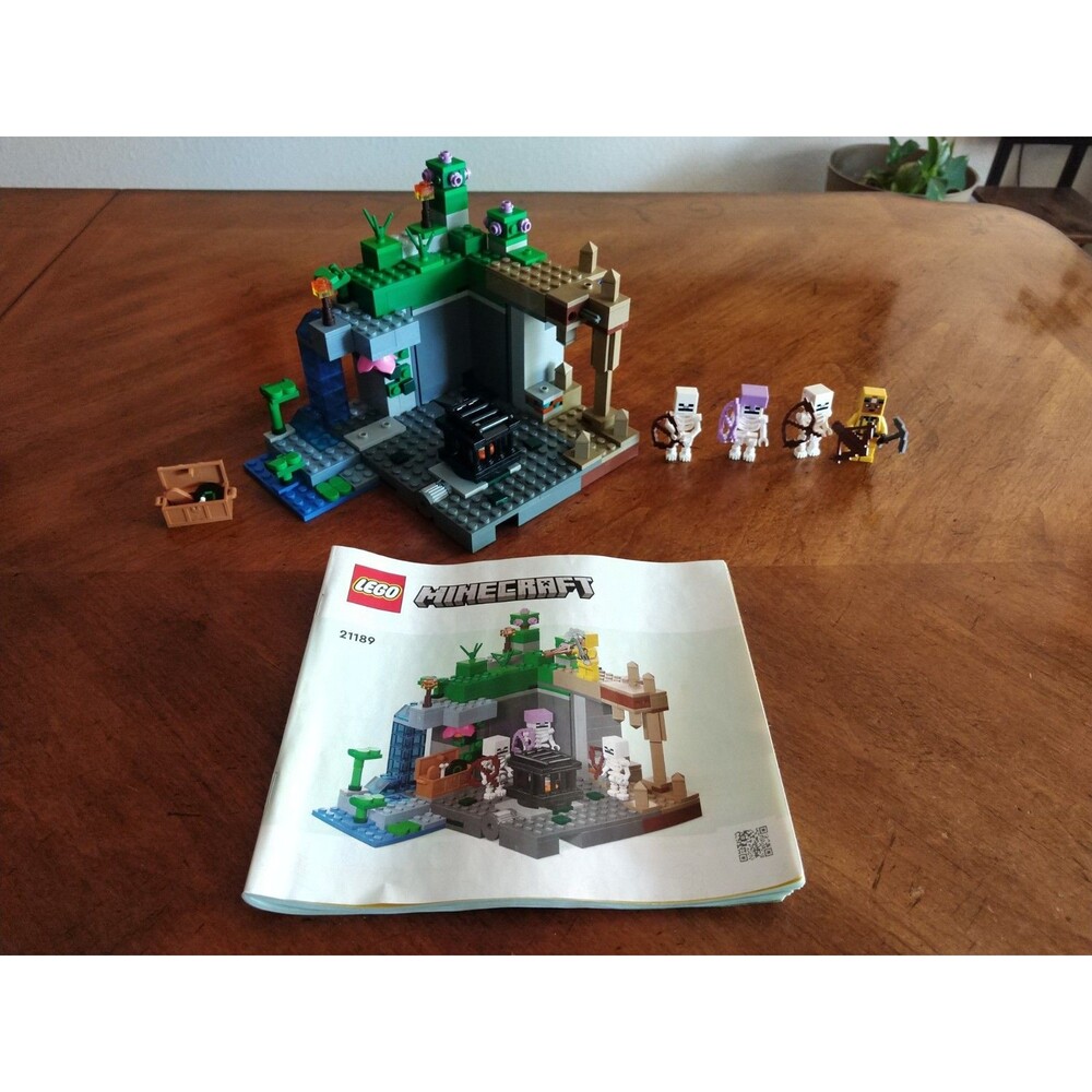 LEGO Minecraft The Skeleton Dungeon 21189 MOSTLY Complete Skeleton Minifigures